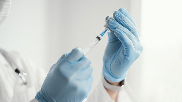 doctor-getting-ready-vaccine-patient (1)